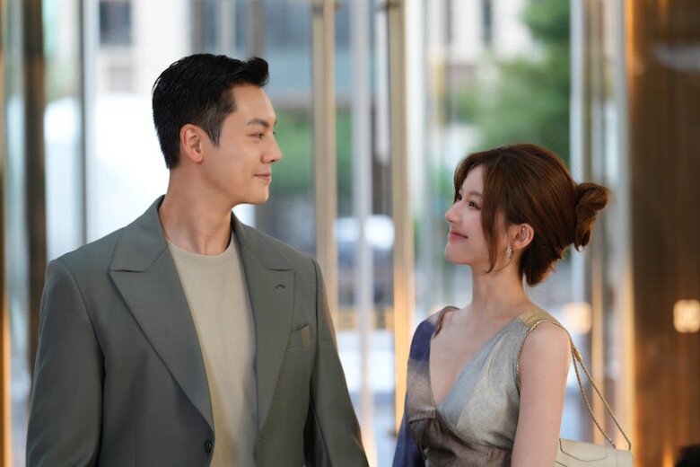 Giữa cả hai luôn có những toan tính và bí mật được giấu kín.