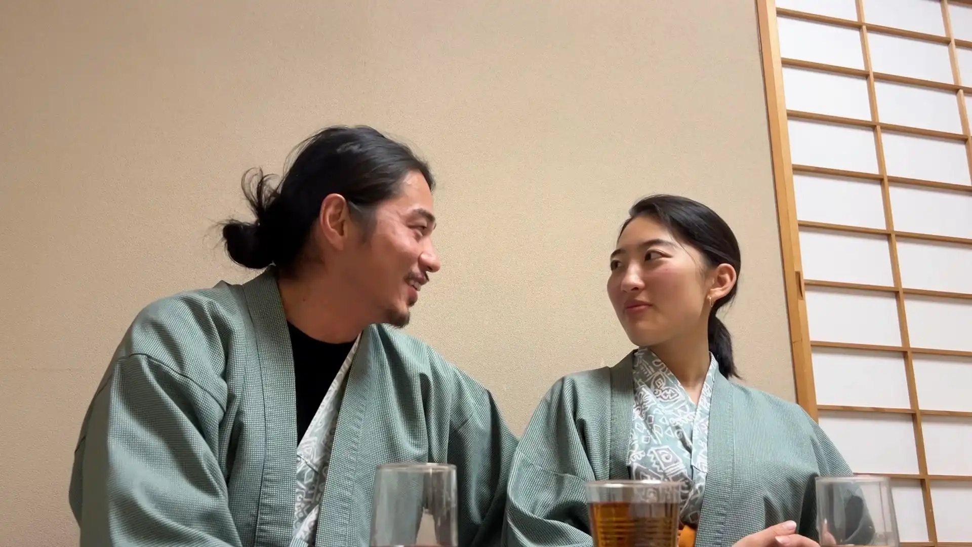 Được biết, hai người cách nhau tới 11 tuổi, gặp nhau lần đầu trên phim trường.