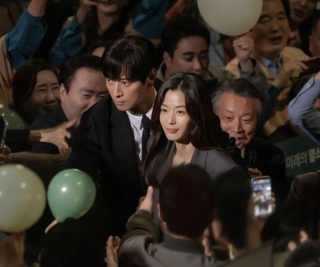 Giông Tố vươn lên vị trí thứ 2 toàn cầu trên bảng xếp hạng top 10 chương trình truyền hình.