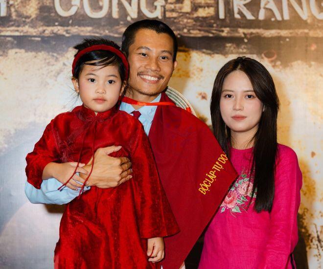 Chuyện tình “anh Tạ” và chị Yến (bà xã của Phương Nam ngoài đời thực) đang là chủ đề được khán giả quan tâm.