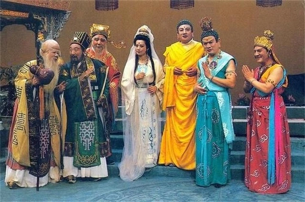 Chu Long Quảng (thứ 3 từ phải sang) cùng dàn diễn viên Tây Du Ký.