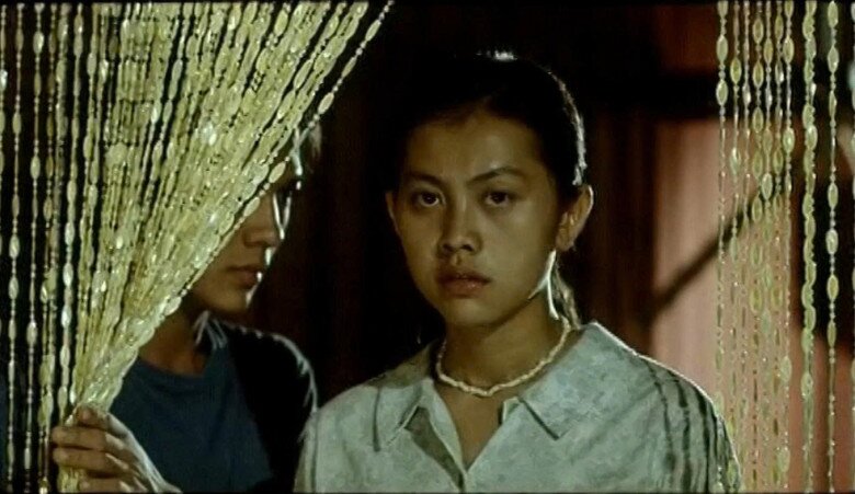Mai (Lan Hà) là cô gái tuổi đôi mươi, rời làng quê nghèo với khát vọng mưu sinh.