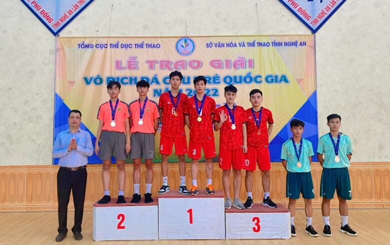 Gia Huy (thứ 5 từ phải sang) đã xuất sắc giành chức vô địch đá cầu nội dung đôi nam toàn quốc.