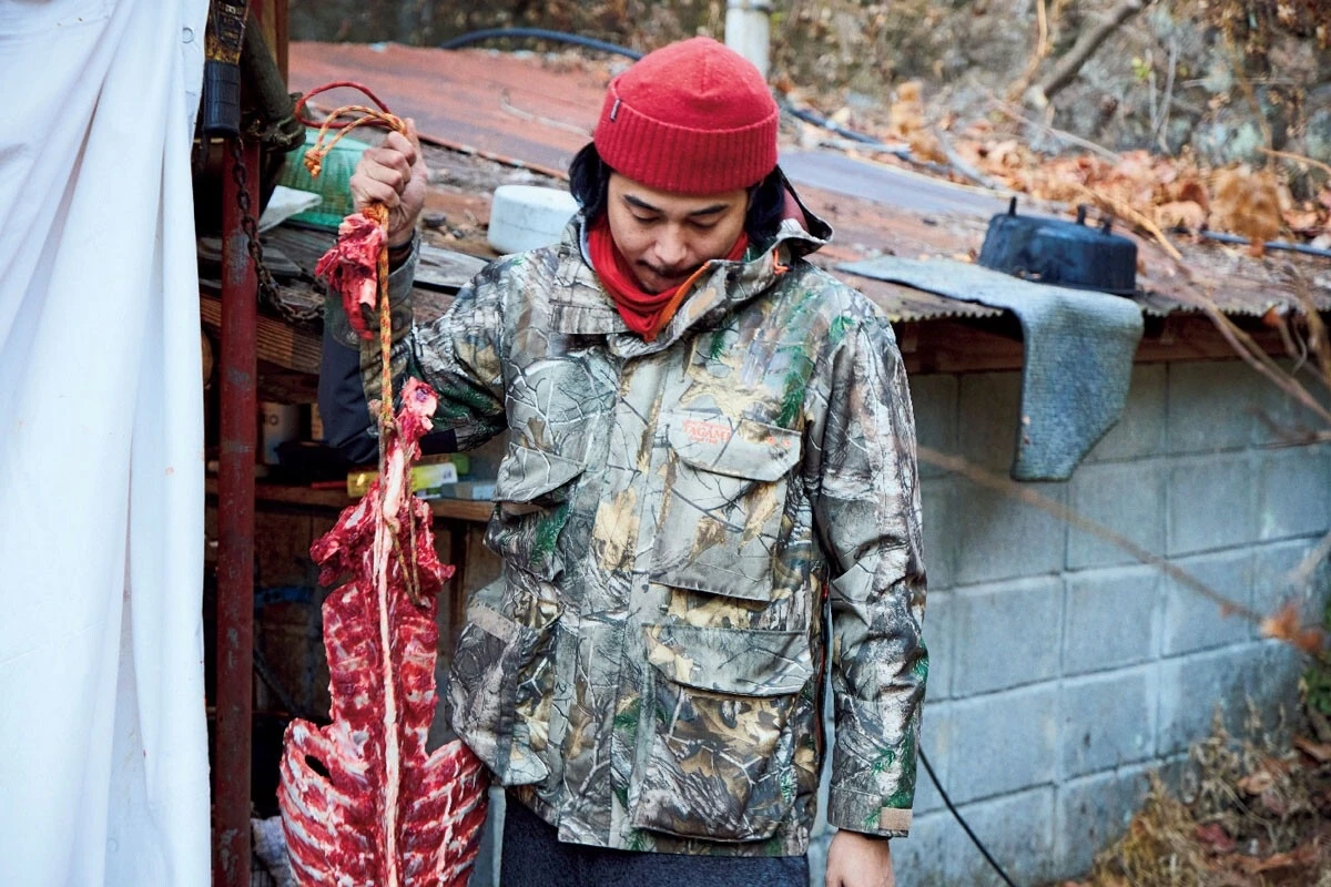 Higashide Masahiro tiết lộ anh sống trong một túp lều trên núi ở vùng phía bắc Kanto.