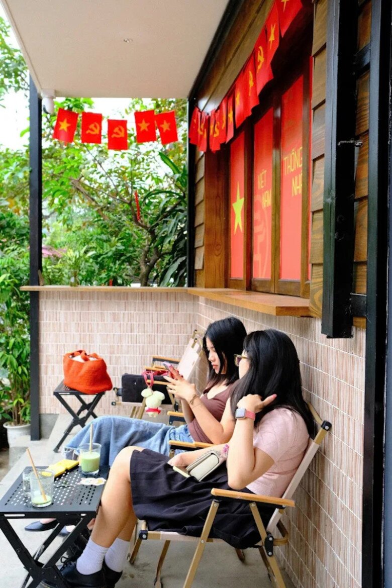 Những quán cafe rực rỡ cờ hoa dịp Quốc khánh 2/9: Lưu lại ngay để tranh thủ amp;#34;check-inamp;#34; trước khi đông nghịt khách! - 6