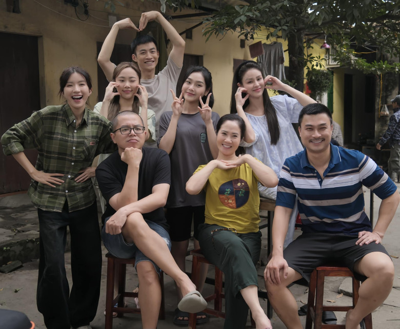 Điểm mạnh của Dịu Dàng Màu Nắng là lối kể chuyện dung dị, gần gũi, không tô hồng, không bi lụy mà chân thực như chính đời sống ngoài kia.