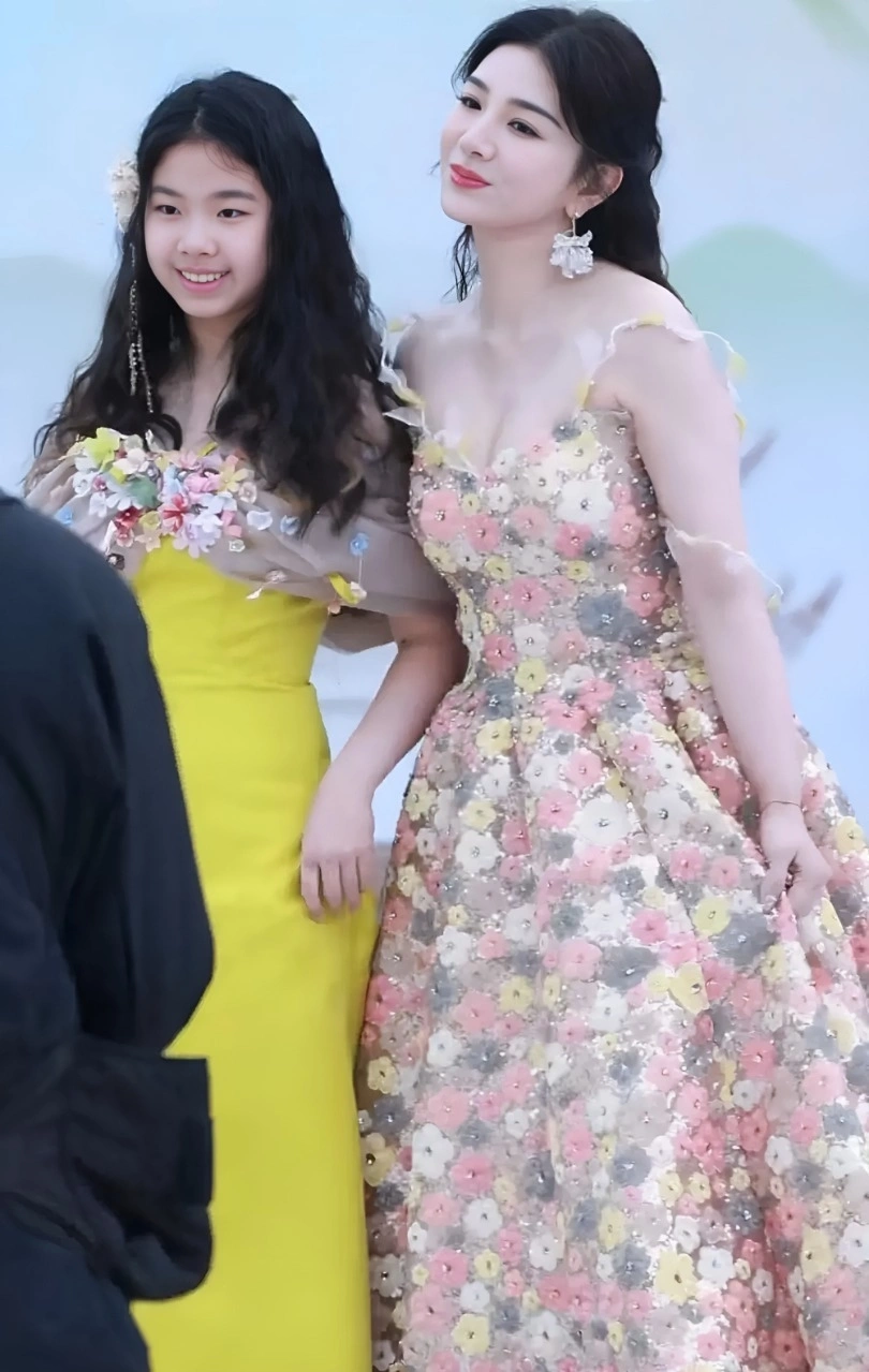 Cộng đồng mạng xứ Trung phản ứng khá gay gắt, đa số cho rằng cô bé không phù hợp để làm idol.