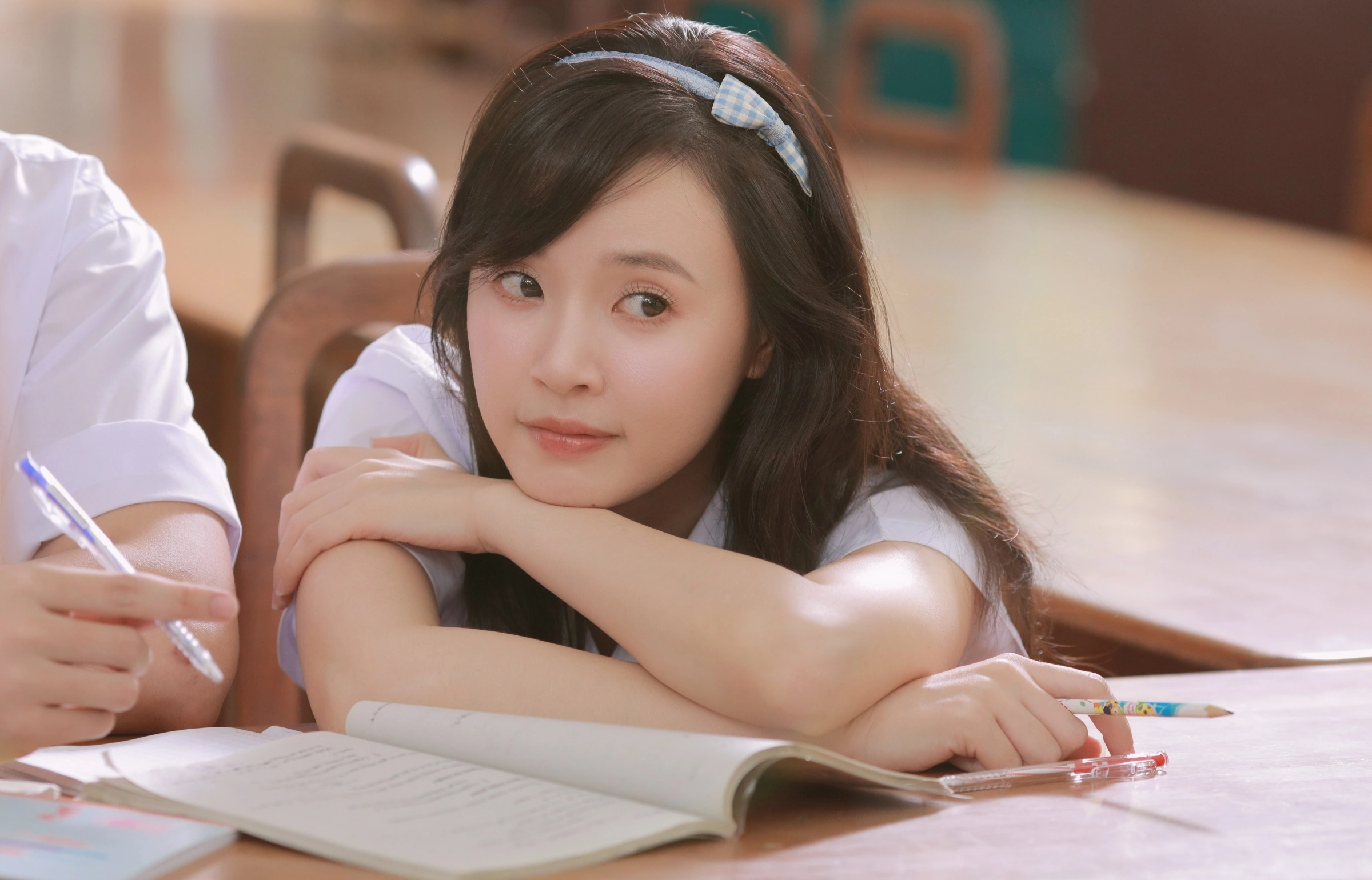 Midu dễ dàng hoá thân thành cả 2 phiên bản của Tiểu My.