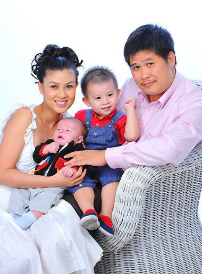 Tổ ấm hạnh phúc của Phước Sang bên diễn viên Kim Thư và 2 con cũng được nhiều người ngưỡng mộ.