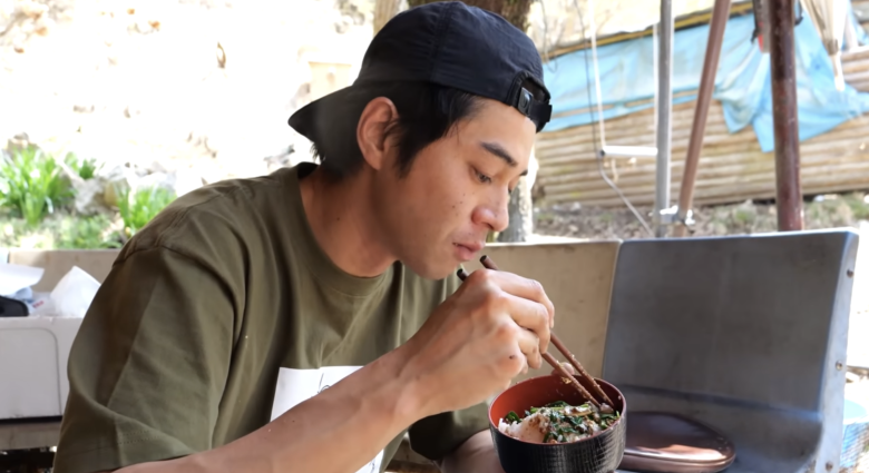 Higashide Masahiro tìm kiếm tự do, chạy trốn thực tại nhưng lại để vợ cũ Anne Watanabe tự mình chăm sóc ba con nhỏ.
