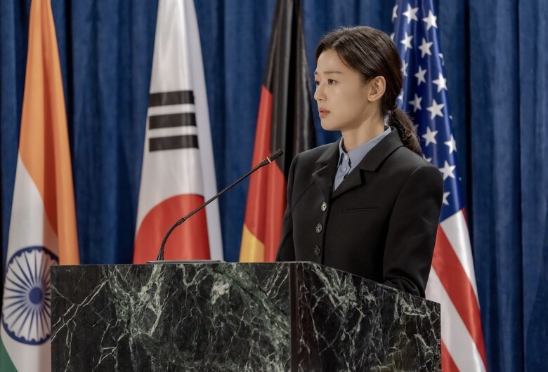 Moon Joo từng là đại sứ Liên Hợp Quốc, có nhiều ảnh hưởng trên trường quốc tế nhưng rút lui khỏi chính trường vì chồng.