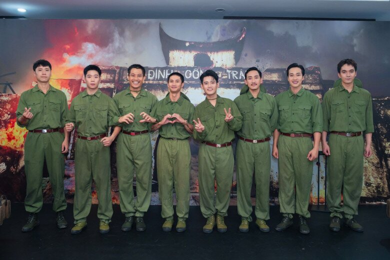 Đến tham dự sự kiện showcase, Tiểu đội 1 đã có mặt đông đủ, gồm các diễn viên trẻ thủ vai 7 người lính trong phim.