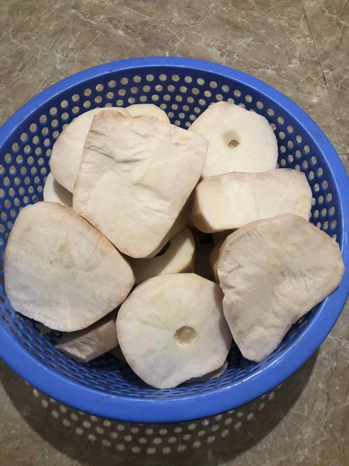 Thứ nằm trong thân cây đu đủ tưởng vứt đi, nhặt về đem muối làm được đủ món amp;#34;cứu đóiamp;#34;, ăn ngon hơn thịt gà - 3