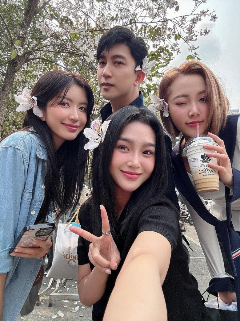 Cù Thị Trà cùng dàn diễn viên trẻ trung của Dịu Dàng Màu Nắng.