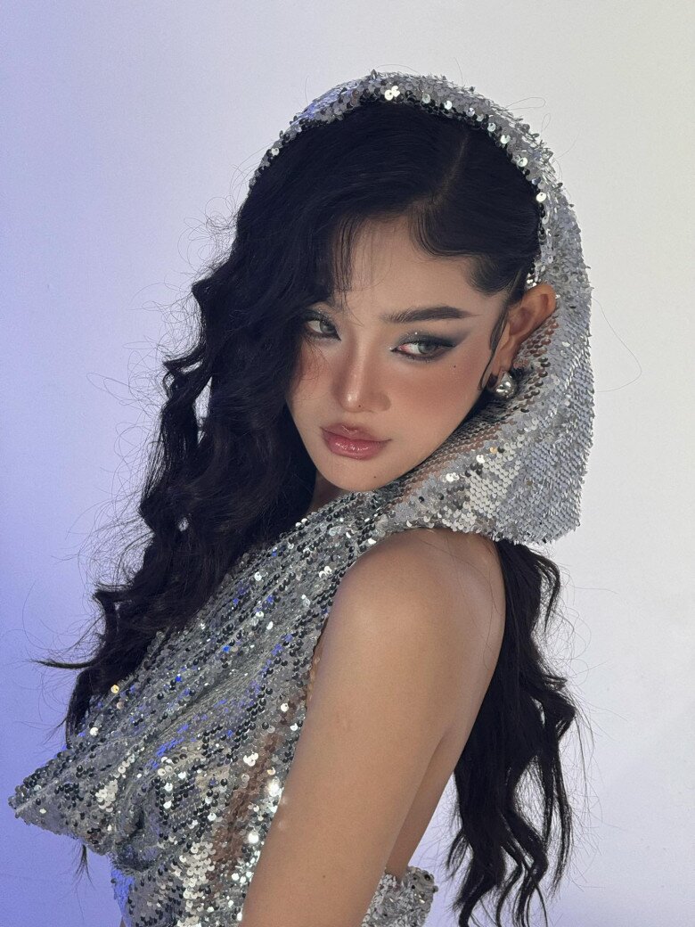 Ngoài đời, Cù Thị Trà sở hữu ngoại hình hiện đại, sắc sảo.