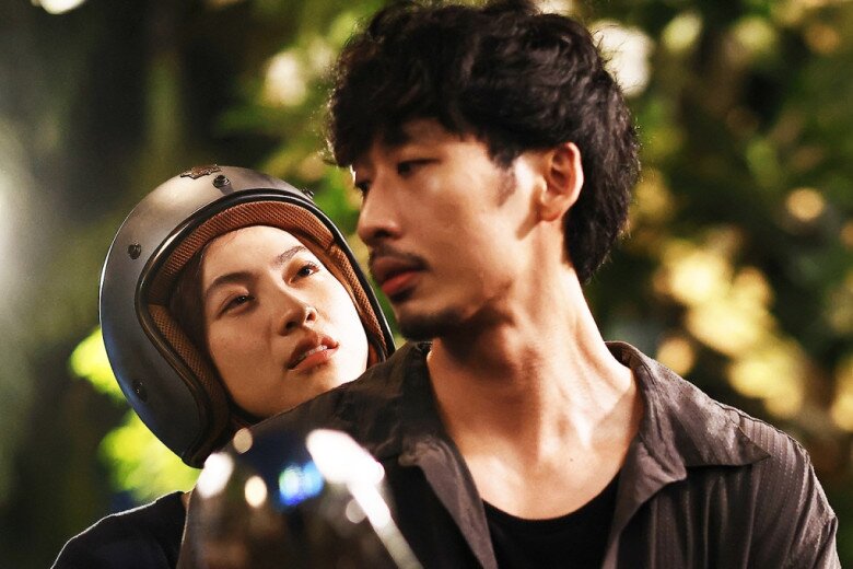 Diễn xuất của Tuấn Trần trong Mai được cho là còn nhiều hạn chế, đậm chất kịch nhưng vẫn thể hiện khá tròn vai cậu công tử “mama boy” lêu lổng, thiếu thực tế.