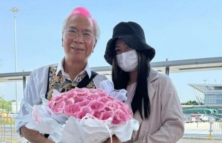 Lý Long Cơ mang theo bó hoa 60 bông hồng đến đón bạn gái ra tù.