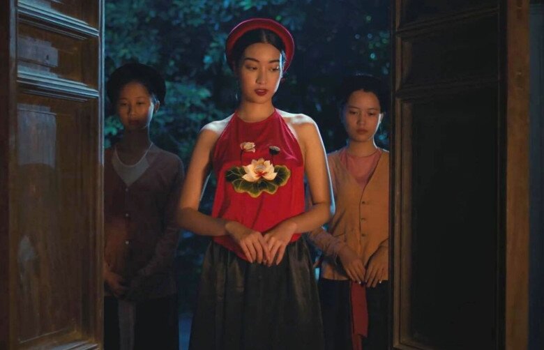 Hải Yến (bên phải) từng xuất hiện trong MV Hết Thương Cạn Nhớ của Đức Phúc.