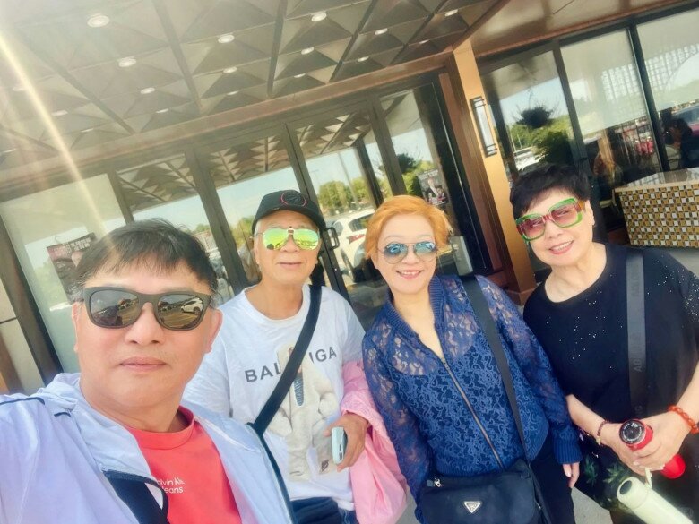 Bức ảnh làm dấy lên tin đồn rạn nứt vì Lý Long Cơ (thứ hai từ trái sang) đi ăn với nhóm bạn mà không có bạn gái.