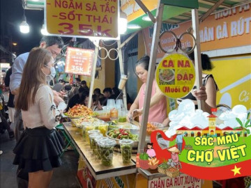 Giữa lòng Sài Gòn có khu chợ đặc biệt: Vừa là "thiên đường ẩm thực" của giới trẻ vừa bán một sản phẩm đặc biệt khác