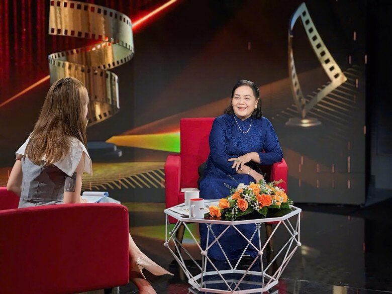 Mới đây, NSND Ngọc Lan đã có mặt tại chương trình Cine 7 - Ký Ức Phim Việt để chia sẻ những kỷ niệm về bộ phim Lửa Trung Tuyến.