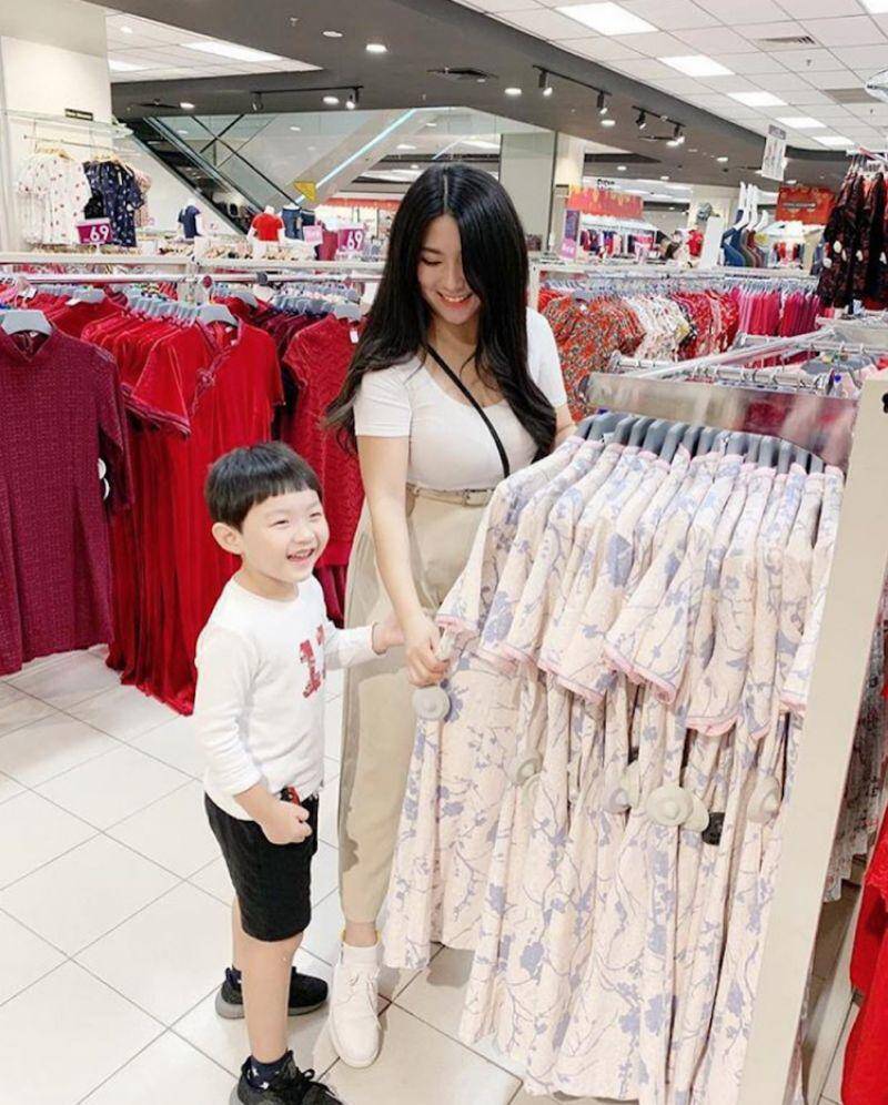 Nữ blogger nổi tiếng ở Malaysia - Sueanne Kang cũng từng chia sẻ câu chuyện bị lạc mất con khi đang đi siêu thị vui chơi nhân ngày lễ, nhận được sự quan tâm lớn từ mọi người.