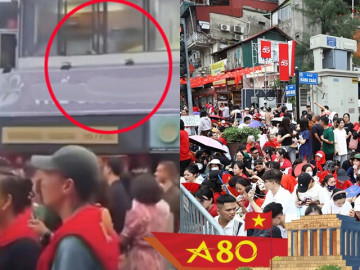 Đứng xem hợp luyện diễu binh A80, ai nấy chú ý tới hành động của người đàn ông trên ô cửa sổ tầng 2 căn nhà mặt phố