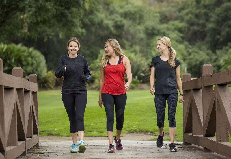 Đi bộ là hình thức vận động đơn giản, phù hợp với mọi lứa tuổi, giới tính. Không chỉ giúp đốt cháy calo, đi bộ còn hỗ trợ xương chắc khỏe, điều hòa huyết áp, cải thiện vóc dáng, tăng cường hệ miễn dịch và giải tỏa căng thẳng.