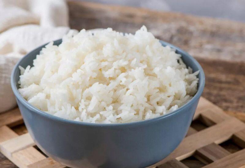 Cơm là thực phẩm chính trong bữa ăn của người Việt, giàu carbohydrate và tạo cảm giác no lâu. Nhiều người thường chọn ăn cơm vào buổi tối. Nhưng do cơm chứa nhiều carbohydrate phức tạp, quá trình tiêu hoá diễn ra chậm, dẫn đến tăng cân nếu ăn nhiều vào thời điểm này. 