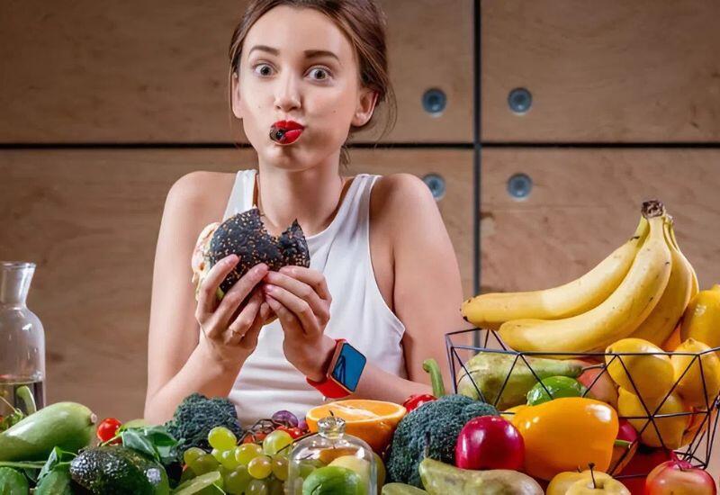 Trung thu có rất nhiều món ngon hấp dẫn bạn, nếu ăn quá nhiều trong một lúc, dạ dày sẽ phải làm việc quá tải, gây ra cảm giác đầy hơi, khó tiêu. Việc ăn uống thiếu kiểm soát còn khiến đường huyết tăng nhanh, dẫn đến cảm giác mệt mỏi, choáng váng.