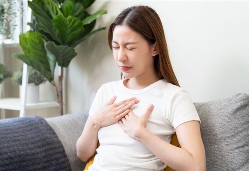 Axit dịch vị trào ngược lên thực quản gây tổn thương niêm mạc, có thể biến đổi thành tế bào ác tính, kích thích dạ dày tiết axit nhiều hơn, dẫn đến ợ nóng, ợ chua triền miên. Triệu chứng này kéo dài không chỉ làm tổn thương thực quản mà còn khiến ung thư lan rộng hơn. 