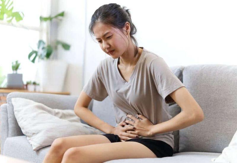 Quá trình tiêu hoá cần 4-6 tiếng, nhưng vừa ăn xong đã phải đi ngoài, phân lỏng, mùi lạ, có lẫn máu, rõ ràng hệ tiêu hoá đang có vấn đề. Nguyên nhân do khối u gây loét, chảy máu, khiến phân có lẫn máu tươi hoặc máu đen.
