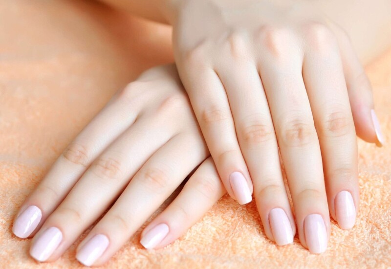 Dựa vào móng tay có thể phản ánh tình trạng sức khoẻ của mỗi người. Móng tay có hình bán nguyệt, hồng hào và sáng bóng, ấn vào rồi nhanh chóng trở về màu sắc ban đầu, cho thấy người đó có sức khoẻ tốt. 
