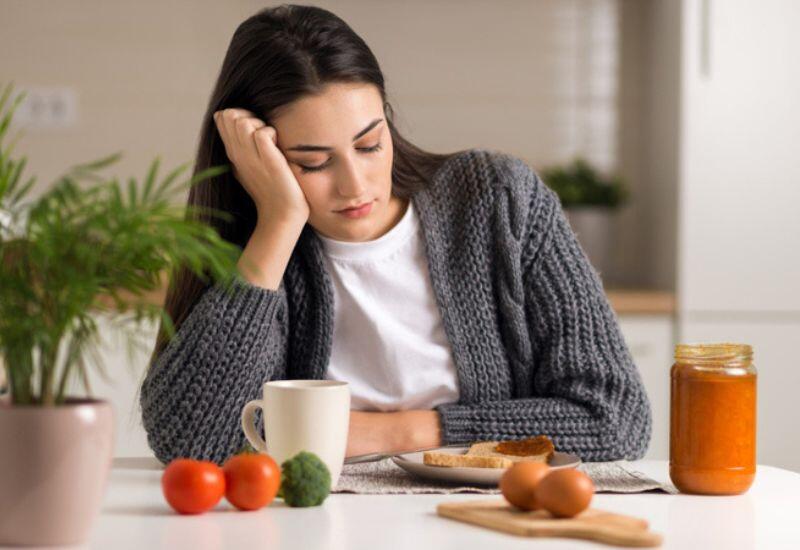 Khó tiêu đôi khi chỉ do ăn uống không điều độ hoặc đồ ăn nhiều dầu mỡ. Nhưng khó tiêu đi kèm chướng bụng, nôn mửa và khó chịu, cần cảnh giác có thể là dấu hiệu của ung thư dạ dày, vòm họng hoặc thực quản.
