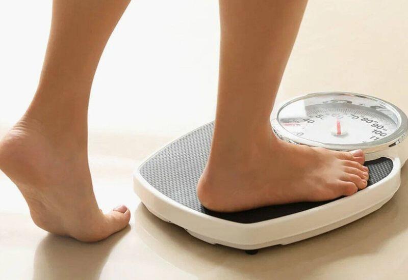 Bạn đã ăn uống đầy đủ nhưng cân nặng vẫn giảm nhanh, cần cảnh giác với ung thư và các bệnh liên quan đến đường tiêu hoá. Khác với việc giảm cân do chế độ ăn kiêng hoặc luyện tập, giảm cân đột ngột liên quan đến các bệnh ung thư thực quản, phổi, tuyến tụỵ, dạ dày. 