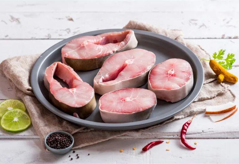 Thủy ngân từ cá mập khi đi vào cơ thể khó đào thải, tích lũy lâu ngày sẽ gây hại thần kinh, làm suy giảm trí nhớ, ảnh hưởng tim mạch và hệ miễn dịch. Vì vậy, nên tránh loại cá này hoàn toàn để hạn chế nguy cơ tích tụ kim loại nặng.