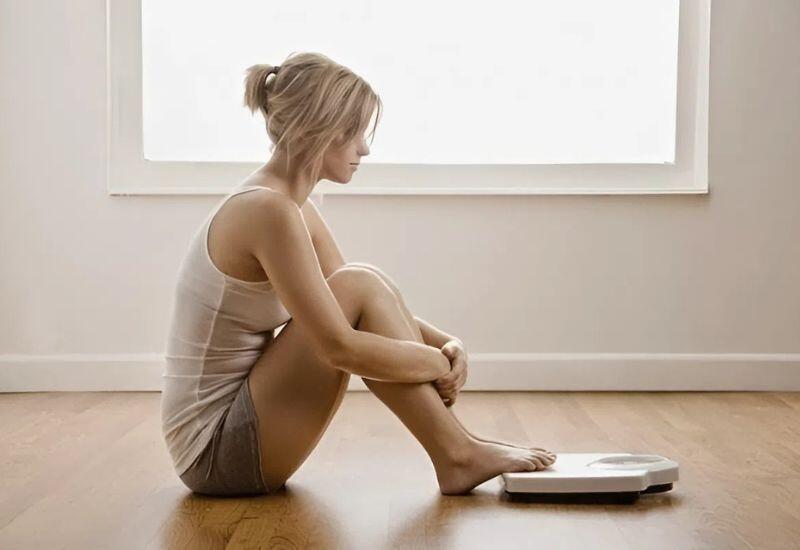 Ung thư làm thay đổi quá trình trao đổi chất, gây ra tình trạng chán ăn và ít cảm thấy đói hơn. Khối u khiến cơ thể tiêu hao nhiều năng lượng, đồng thời cản trở hấp thụ dinh dưỡng. Người bệnh vừa chán ăn vừa bị suy kiệt cơ thể nhanh chóng.
