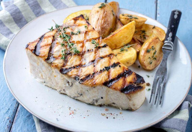 Ăn cá kiếm có thể gặp phải tình trạng ngộ độc thủy ngân gây đau đầu, rối loạn tiêu hóa đến suy giảm trí nhớ. Do đó, bạn chỉ nên ăn khoảng 80-100g và không quá một lần trong tháng. Ngoài ra, nên kết hợp với rau xanh và thực phẩm chống oxy hóa để hỗ trợ đào thải độc tố. 