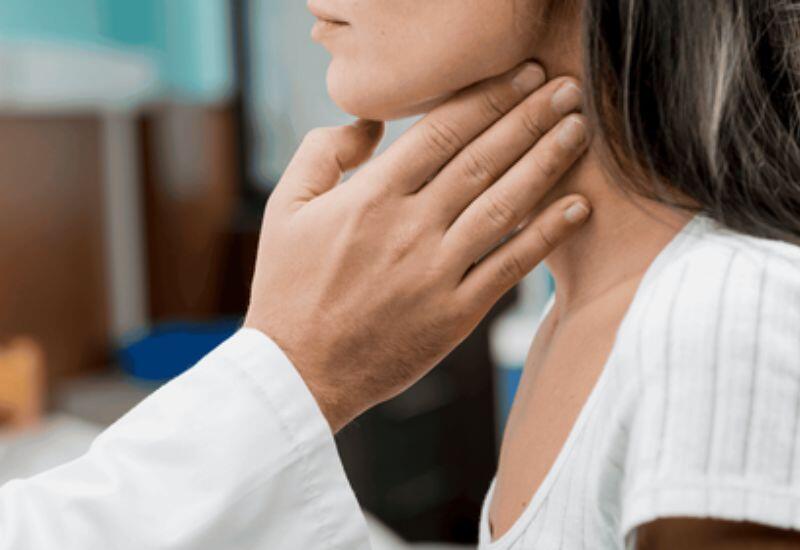 Ung thư thực quản khiến thức ăn bị nghẹn lại ở thực quản, cơ thể tiết nhiều nước bọt hơn để làm sạch. Với ung thư tuyến nước bọt, dấu hiệu xuất hiện khối u trong tuyến nước bọt gây khó nuốt và tăng tiết dịch. Phát hiện sớm sẽ giúp người bệnh có cơ hội điều trị kịp thời.