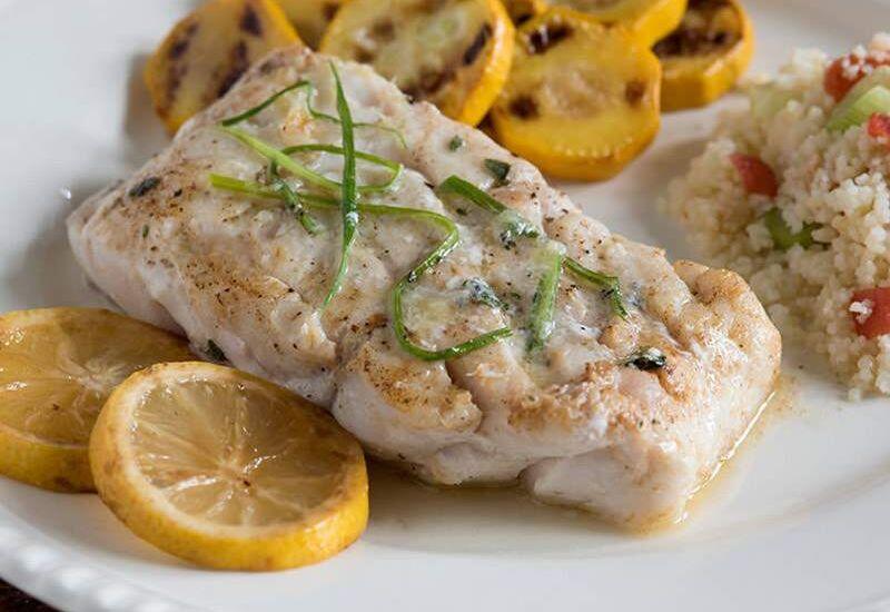 Ăn cá ngói thường xuyên có thể làm tăng nguy cơ ngộ độc thủy ngân, gây ra tổn thương não bộ, thận và nhiều cơ quan khác. Thay vì chọn cá ngói, bạn có thể thay thế bằng các loại cá nhỏ như cá mòi, cá trích vừa giàu omega-3, ít nguy cơ nhiễm độc kim loại nặng. 