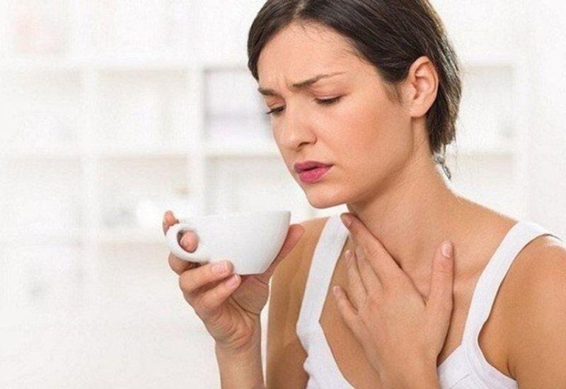 Khó nuốt là tình trạng gặp khó khăn trong quá trình nuốt thức ăn xuống dạ dày. Bệnh có dấu hiệu điển hình của ung thư thực quản, vòm họng hoặc khoang miệng. Người bệnh chỉ cảm thấy vướng nhẹ khi ăn đồ cứng, sau đó, ăn cháo hoặc uống nước cũng thấy nghẹn.
