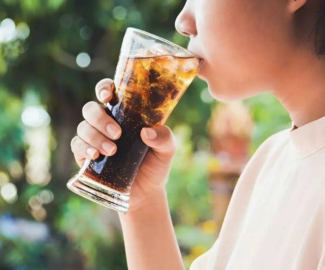 3 loại nước là "vua rút cạn canxi” uống càng nhiều xương càng giòn, dễ gãy, người Việt lại hay dùng hằng ngày