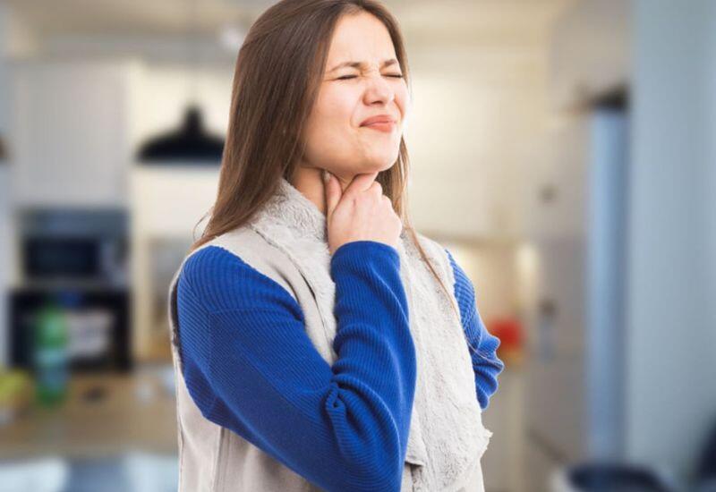 Tình trạng này do khối u có thể đã phát triển và gây cản trở đường đi của thức ăn. Do đó, khi thấy dấu hiệu khó nuốt kéo dài, người bệnh nên đi khám ngay, tránh trì hoãn khiến bệnh chuyển sang giai đoạn nặng.