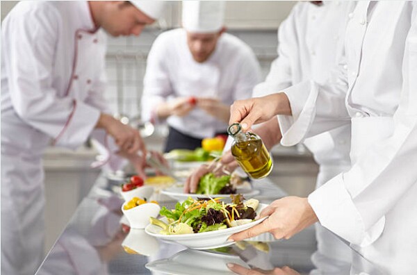 An toàn vệ sinh thực phẩm là điều quan trọng cần được đặt lên hàng đầu để đảm bảo sức khoẻ (Ảnh minh hoạ)