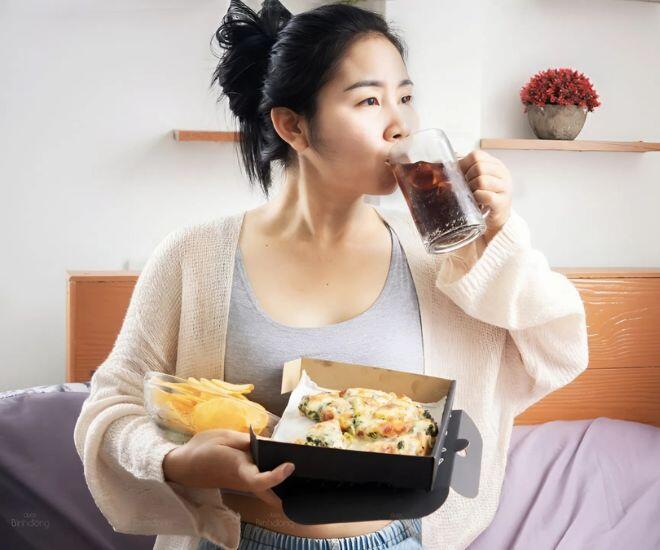 Những thức ăn không lành mạnh luôn mang đến sự ngon miệng nhưng lại khiến dạ dày phải chịu nhiều áp lực (Ảnh minh hoạ)