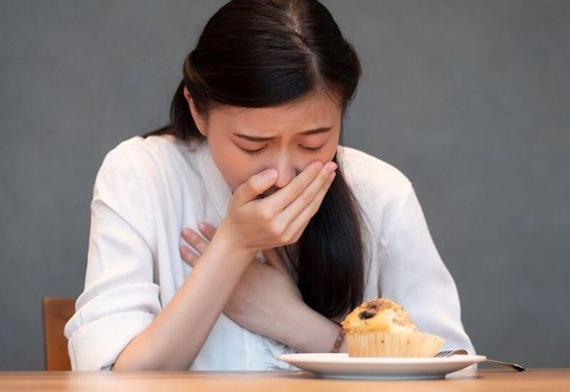 Buồn nôn sau khi ăn thường bị nhầm lẫn do u dạ dày nhạy cảm. Nhưng tình trạng này diễn ra thường xuyên, nguyên nhân đến từ khối u ở dạ dày hoặc tụy. Khối u này làm cản trở quá trình co bóp và tiêu hoá, thức ăn bị ứ đọng gây buồn nôn liên tục. 
