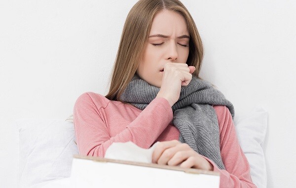 Triệu chứng đau lưng còn đi kèm với các dấu hiệu khác, bạn không nên chủ quan mà cần đi khám sớm (Ảnh minh hoạ)