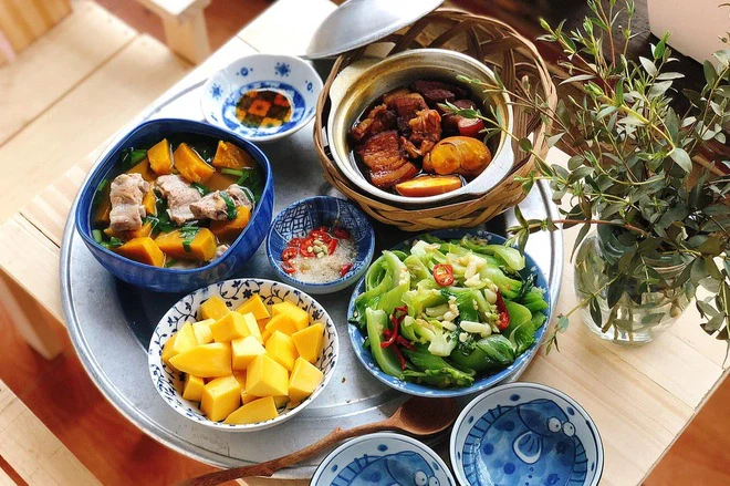 Bữa cơm với đầy đủ màu sắc vừa kích thích vị giác vừa bổ sung thêm chất dinh dưỡng cho cơ thể (Ảnh minh hoạ)