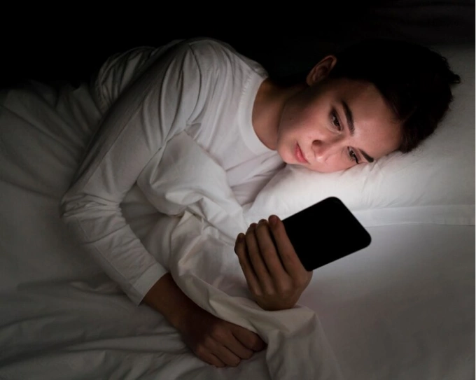 Sử dụng điện thoại trước khi ngủ gây hại rất nhiều cho cơ thể (Ảnh minh hoạ)