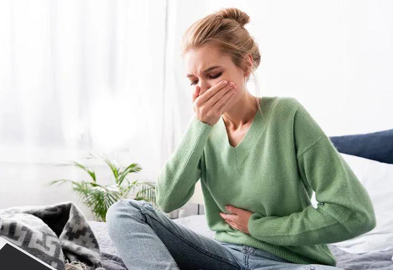 Nghiêm trọng hơn, người bệnh nôn ra thức ăn chưa tiêu hoá, hoặc dịch lẫn máu. Điều này gây mất nước, mất điện giải và cơ thể suy yếu dần. Người bệnh không chỉ mệt mỏi trong sinh hoạt hằng ngày mà còn phải đối diện với nguy cơ ung thư dạ dày ở giai đoạn đáng lo ngại.
